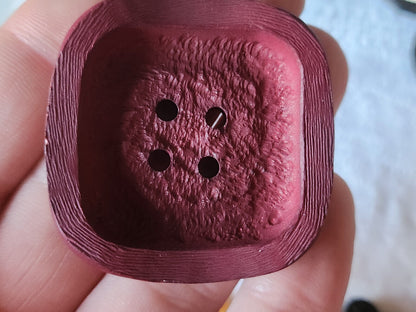 Enorme bouton vintage rouge carré mat texturé  4,3 cm ref 2794