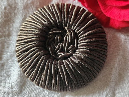 Haute couture énorme bouton ancien gris passementerie 4,4 cm ref 3114