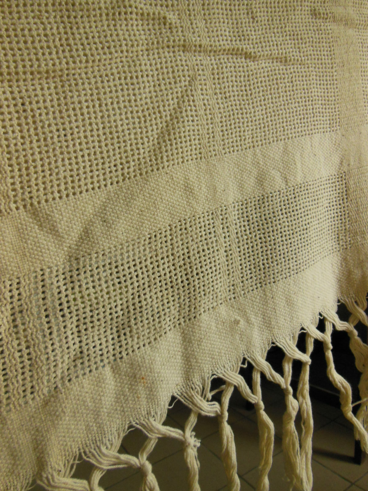Dessus de lit vintage franges , maille jour petit lit  B6