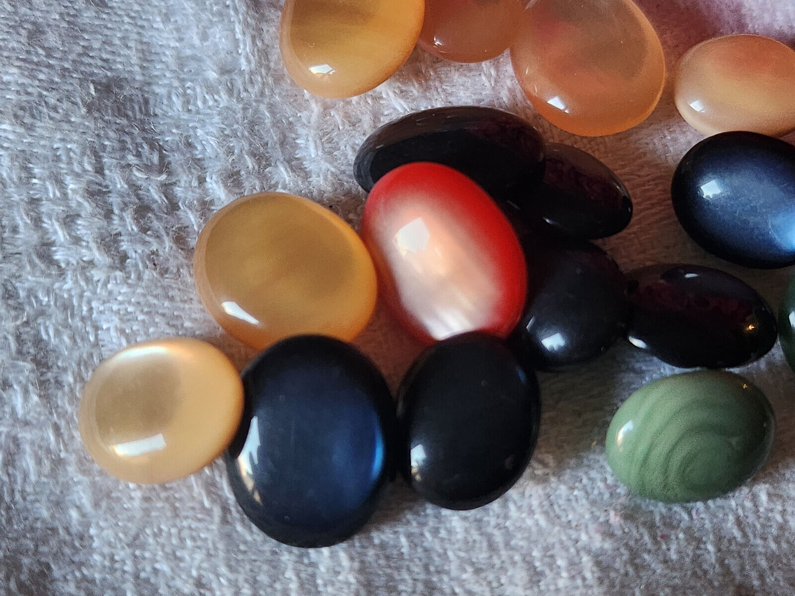 Lot 17  boutons vintage panaché ovale  1 sur 1,3 à 1,6 sur 1,3 cm  ref 5850