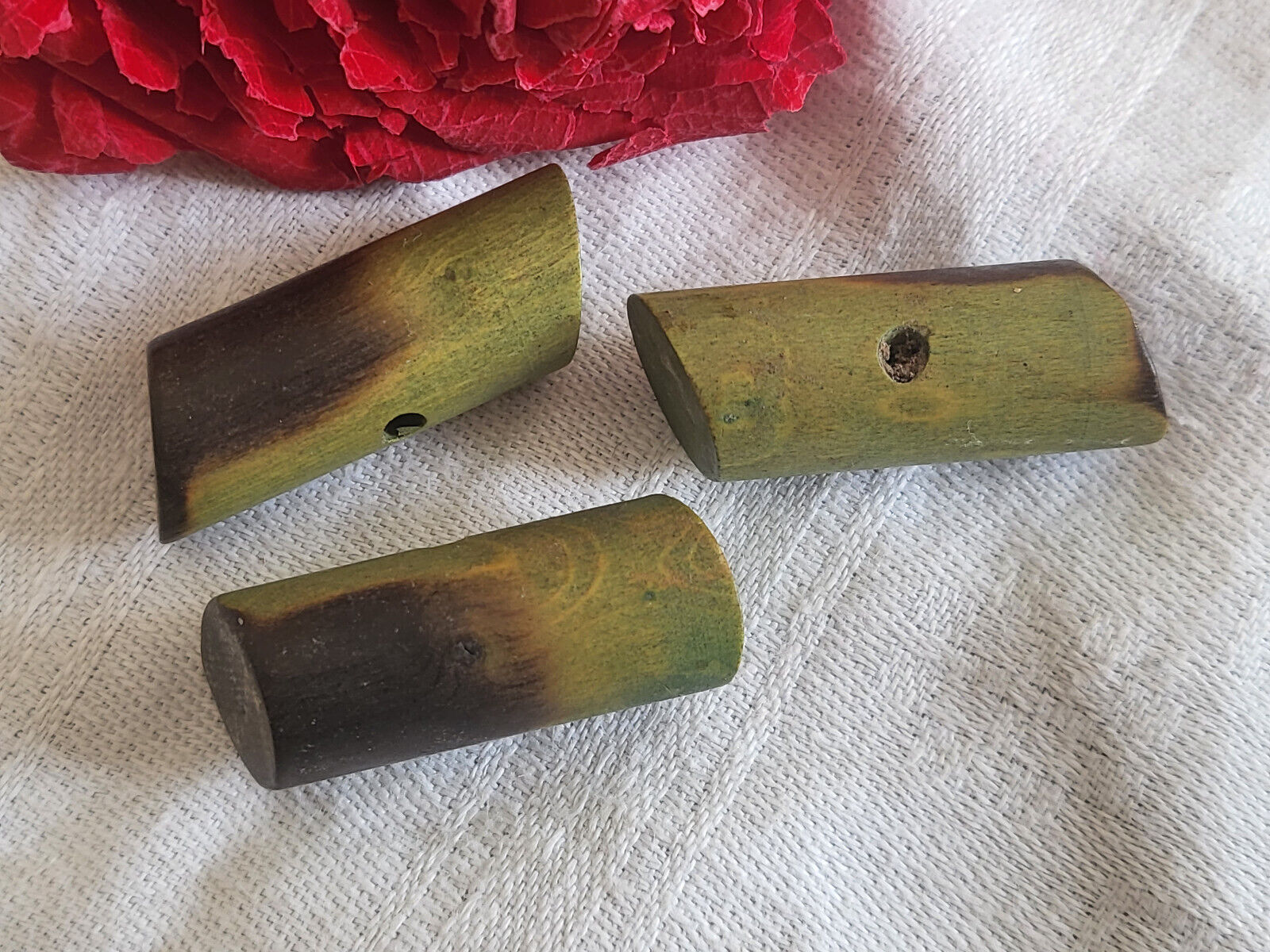 Trio boutons anciens en bois vert buche 3 cm sur 1,2 cm ref 1739