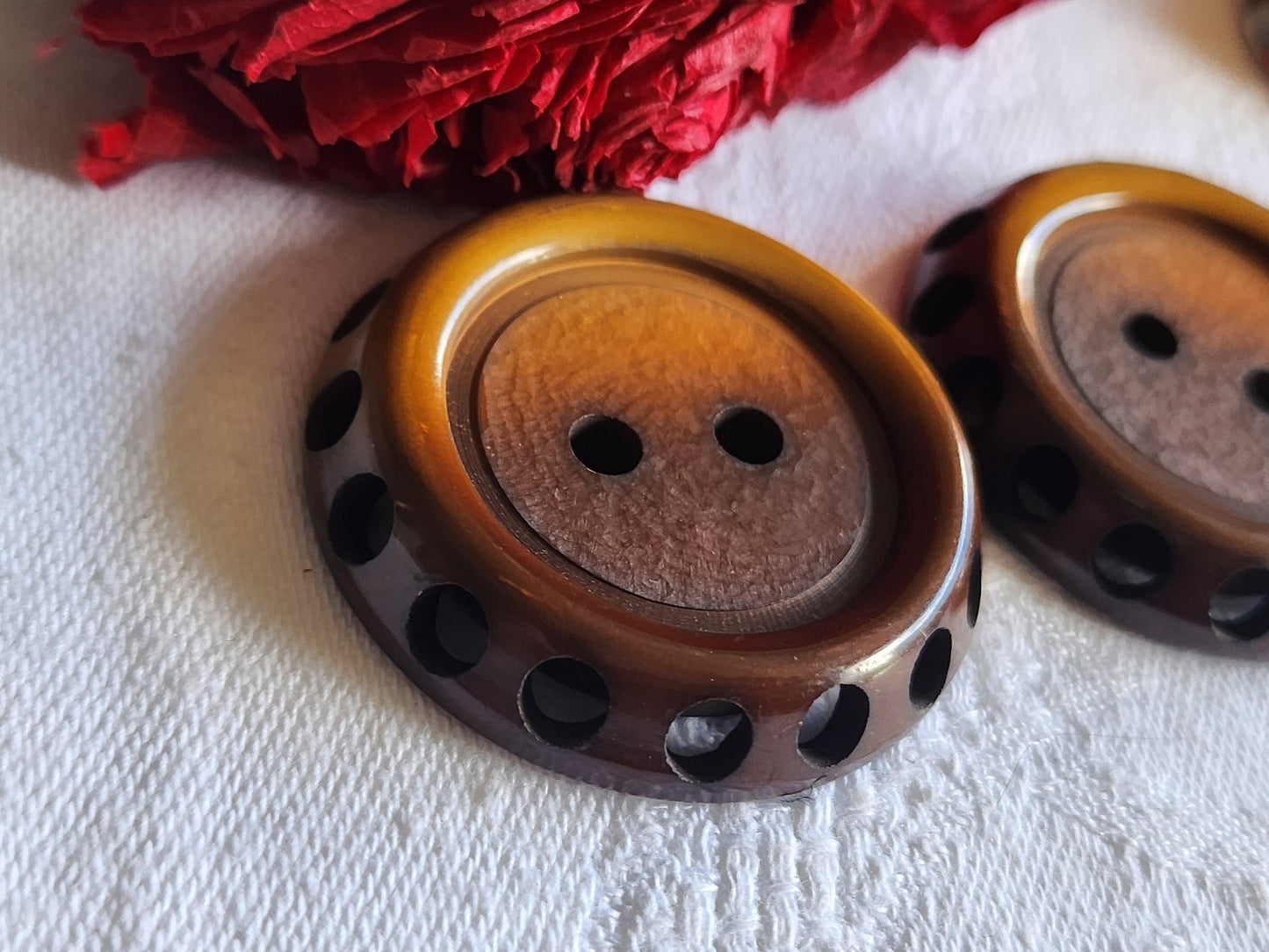 Duo gros boutons vintage marron camel ajouré 4 cmref 1329