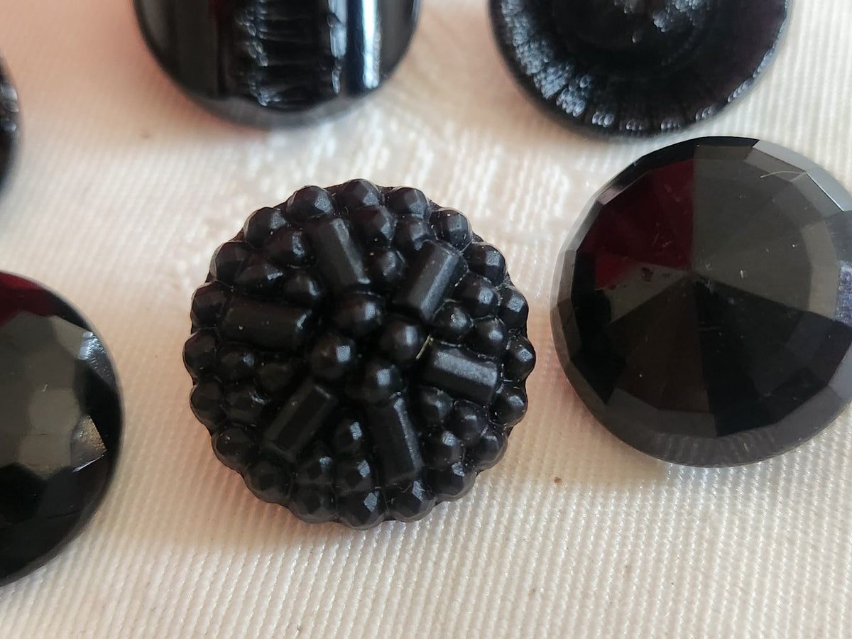 Lot 6 boutons anciens vintage  en verre noir  panaché 1,7/1,8 cm ref 6239