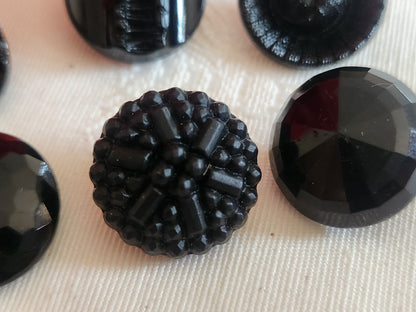 Lot 6 boutons anciens vintage  en verre noir  panaché 1,7/1,8 cm ref 6239