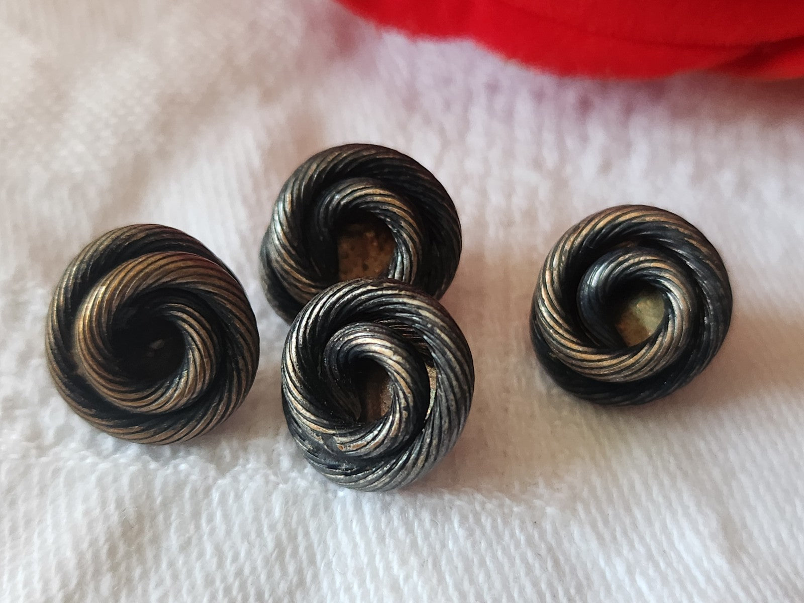 Lot 4 mini boutons anciens en metal tel que ou a perlé 1,1 cm G4M