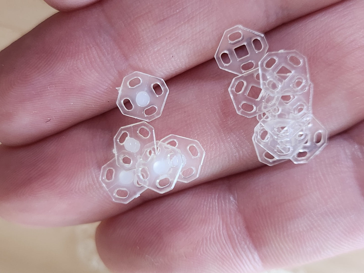 Lot 30 mini pressions transparente à coudre legerement jaune 0,7 cm ou 7 mm T9