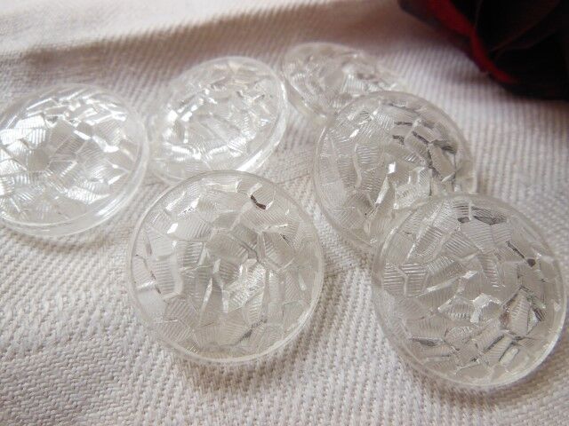 Lot 6 gros boutons en verre transparent relief  diamètre: 2,1 cm ref 1046