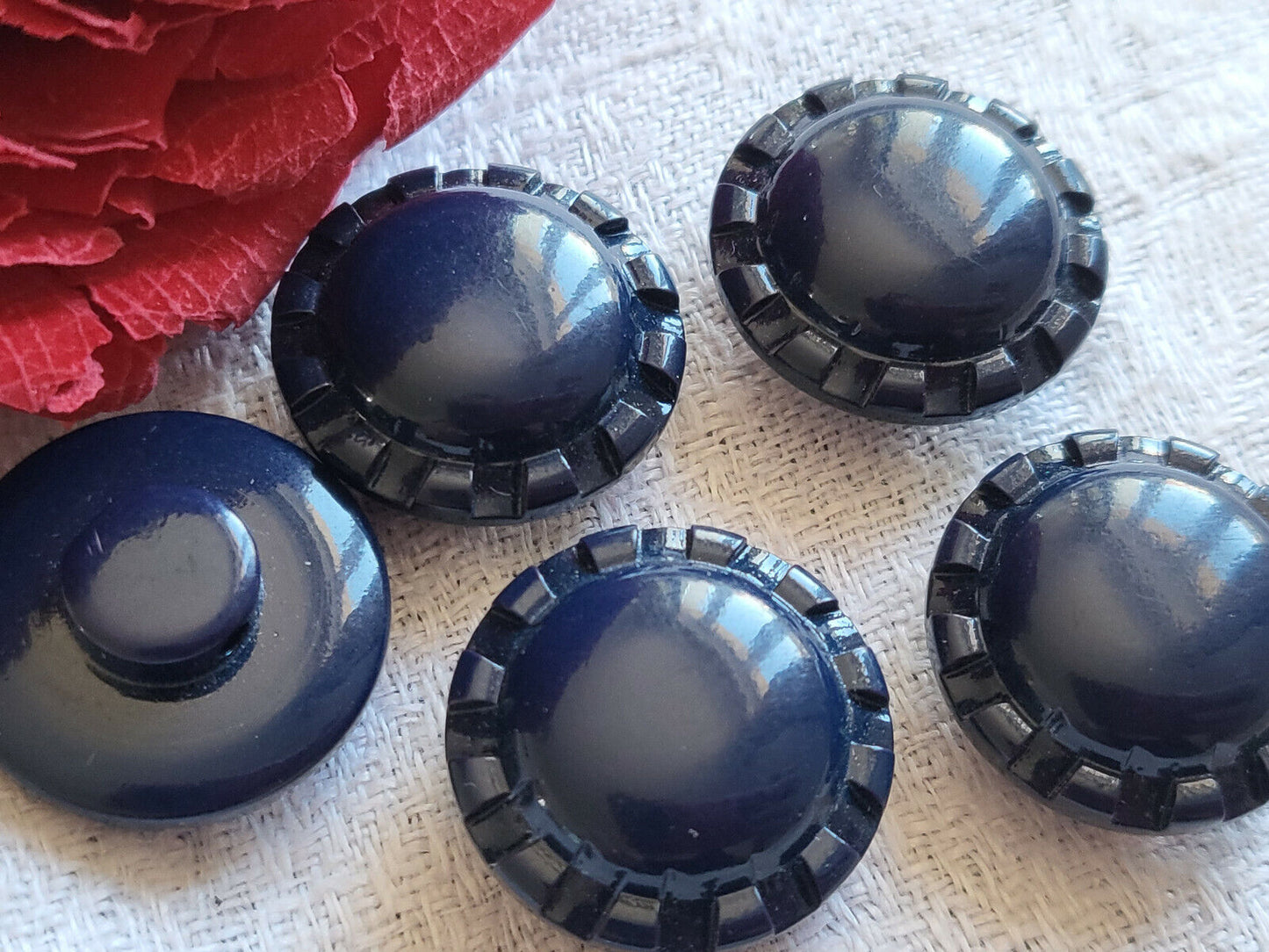 Lot 5 Boutons vintage bleu foncé à pied diamètre 1,9 cm ref 5496