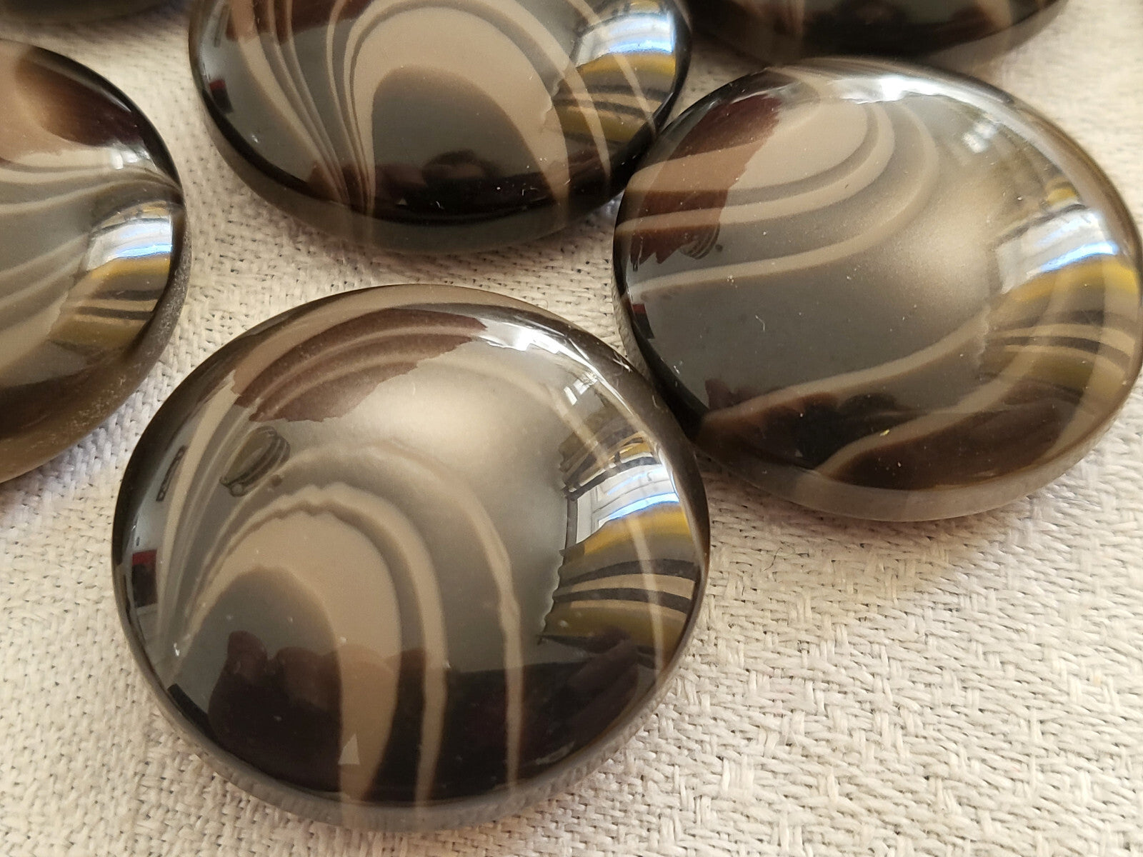 lot 6 gros boutons vintage marron à vague bombé pied plat  2,7 cm ref 3700