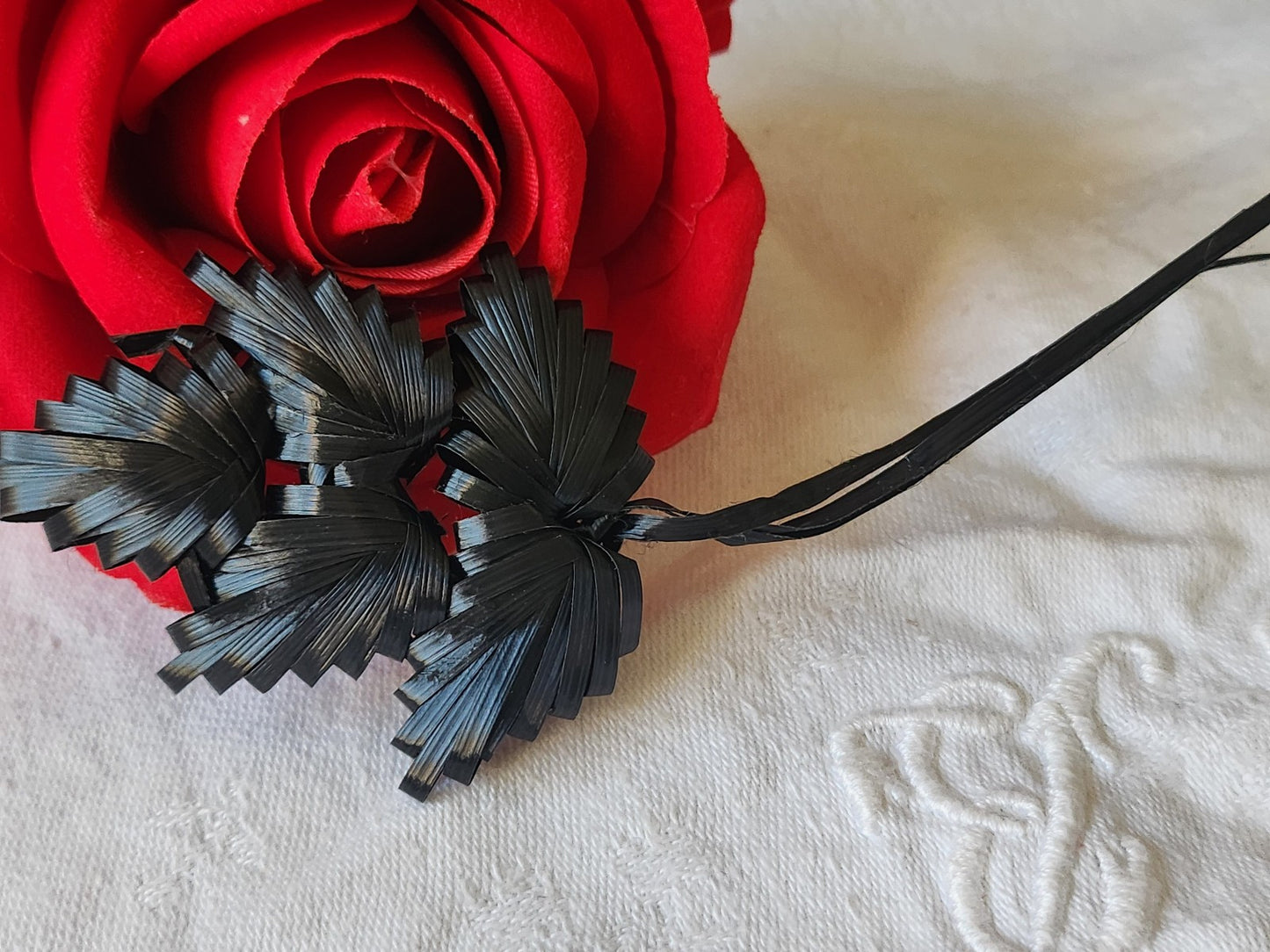 Ancien ornement chapeau creation modiste fleur rafia noir