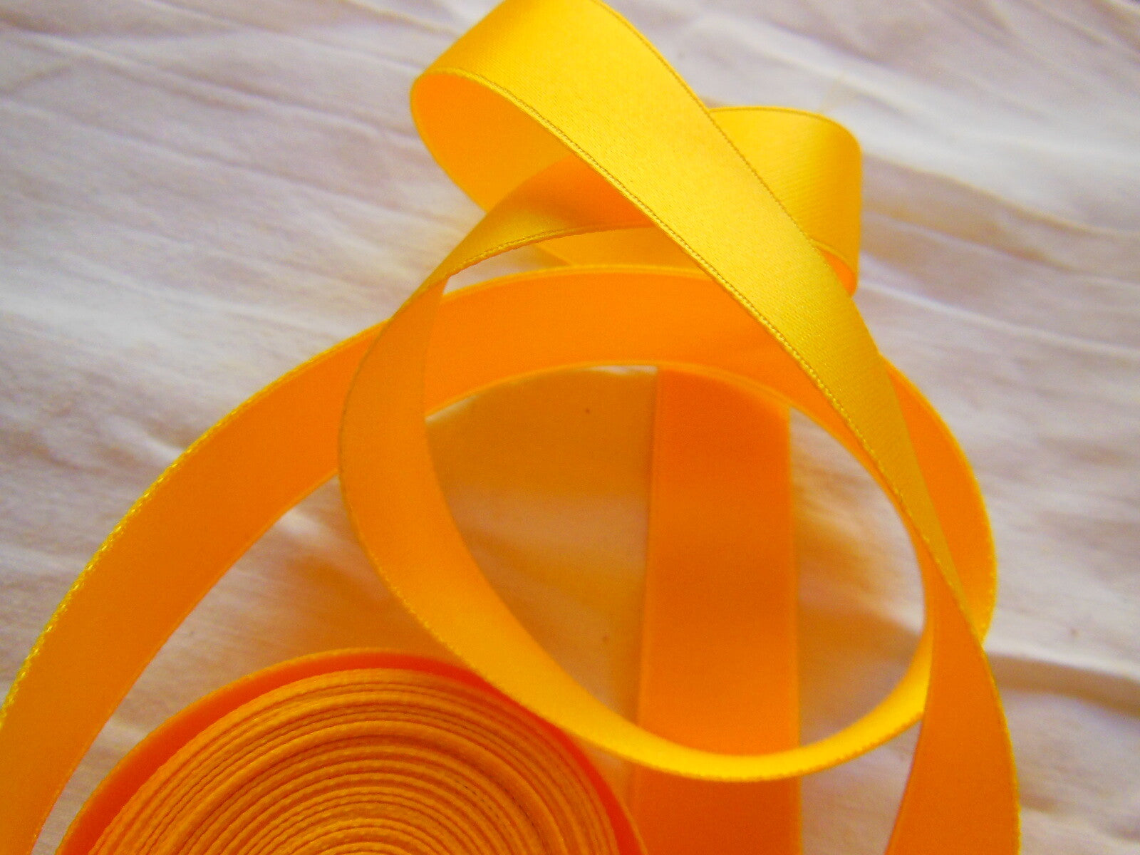 Ruban ancien satin jaune double face 4 mètres 50 sur 1,6  cm T1-3