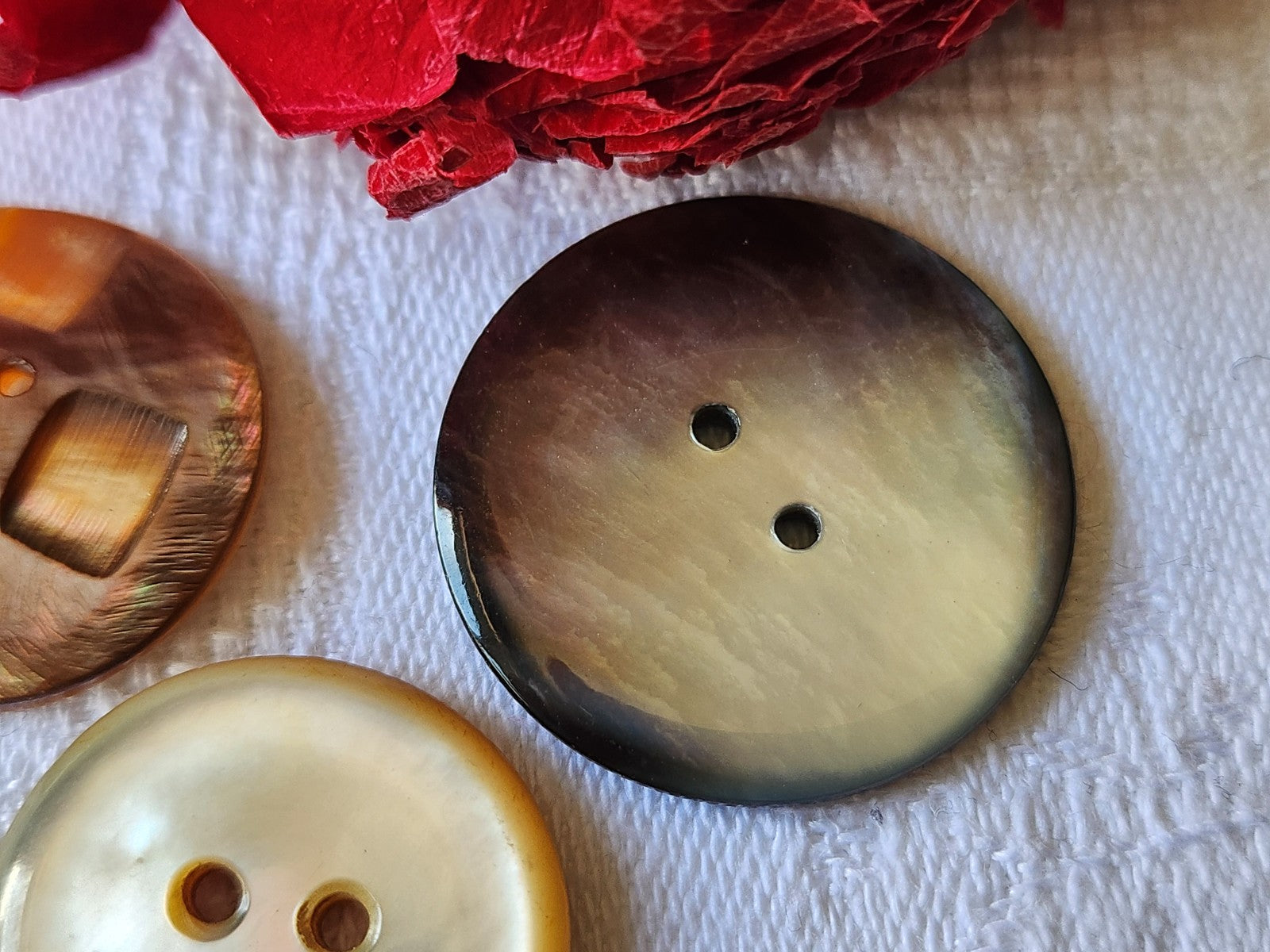 Trio boutons anciens en nacre à trous 2,3 et 2,7 cm G15F