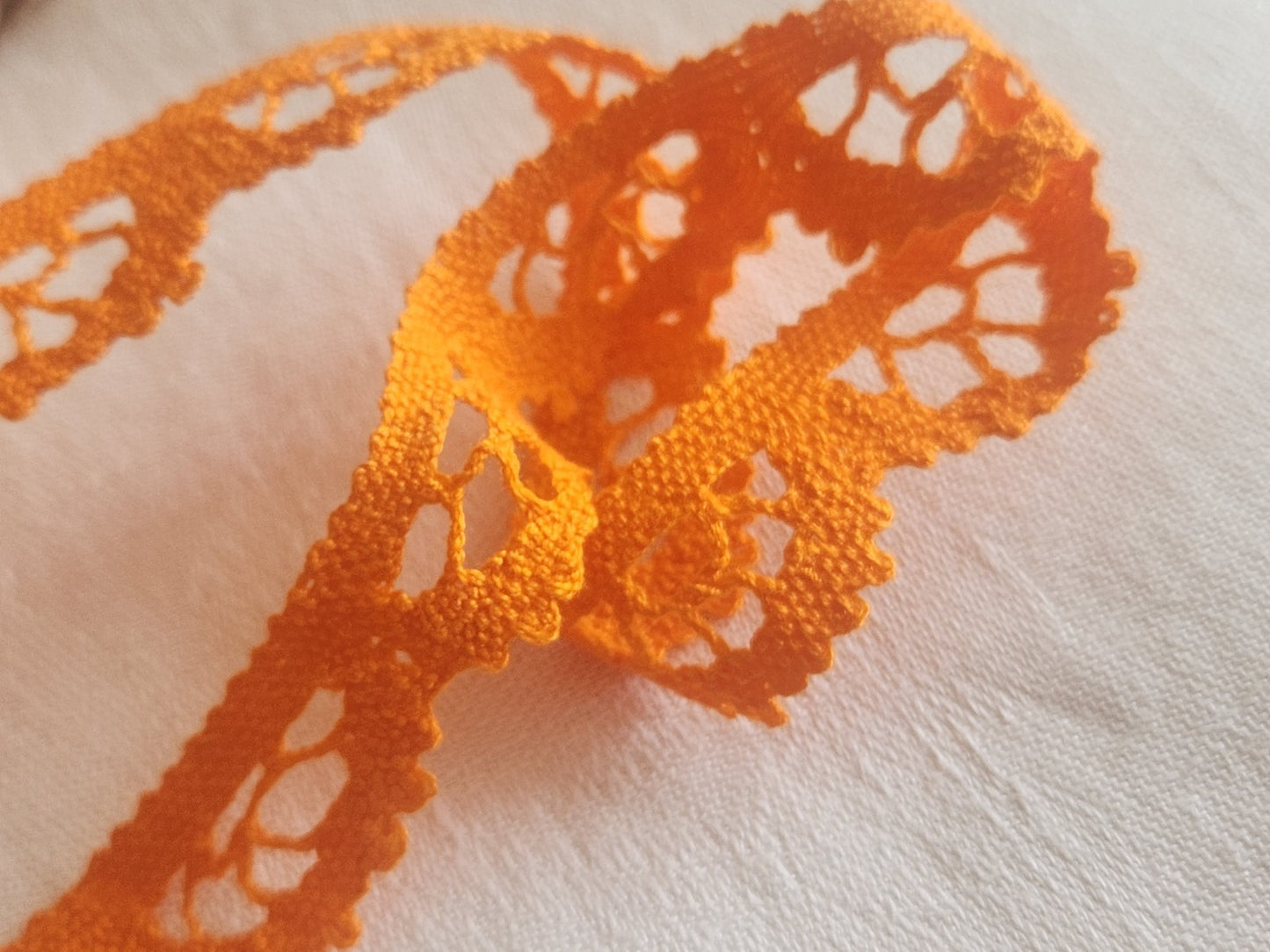 Dentelle vintage large orange 3 mètres sur 1,6 cm A5