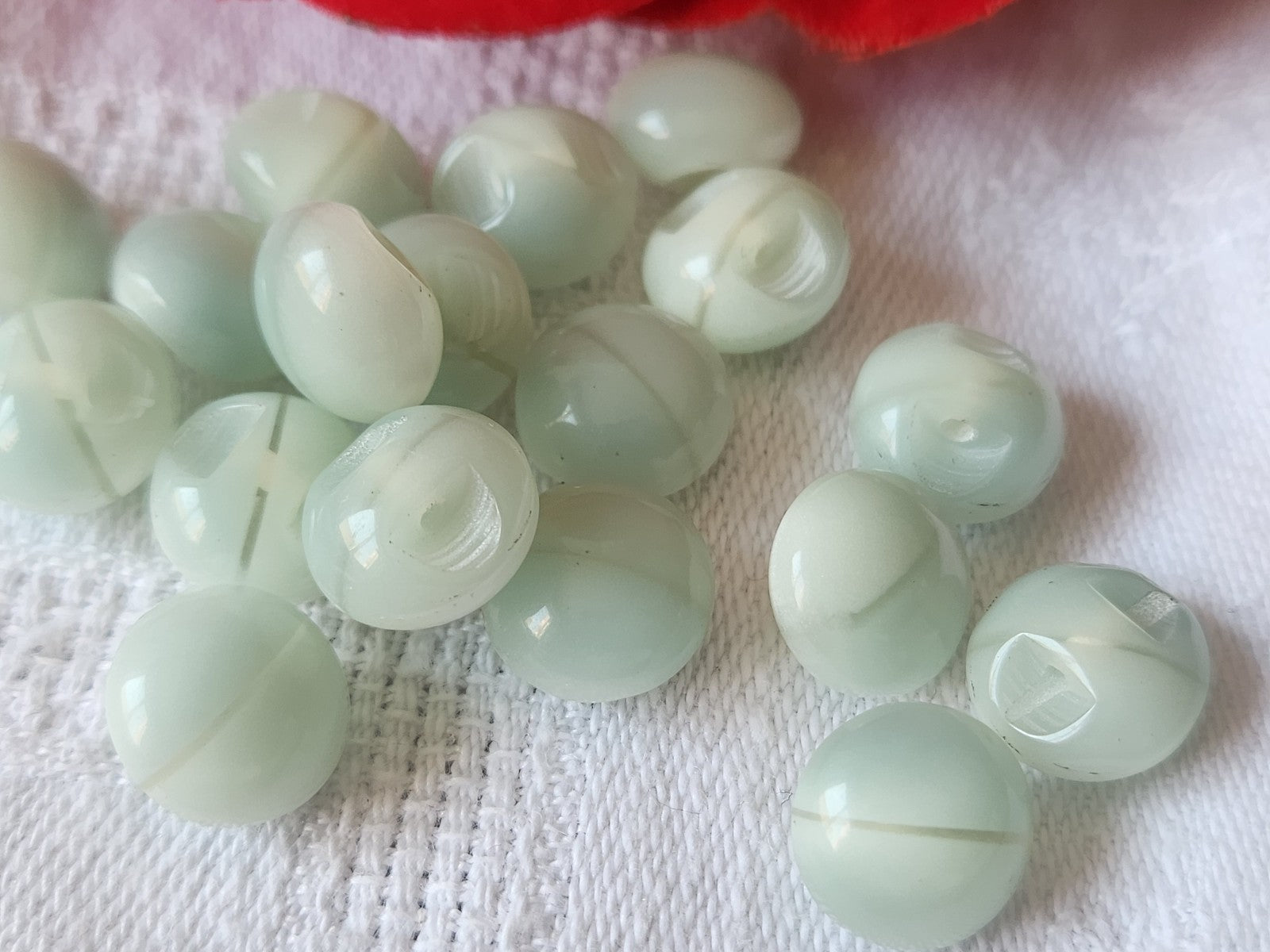 Lot 15 boutons vintage petits bleu tendre 1 cm pied bombé ref 1287