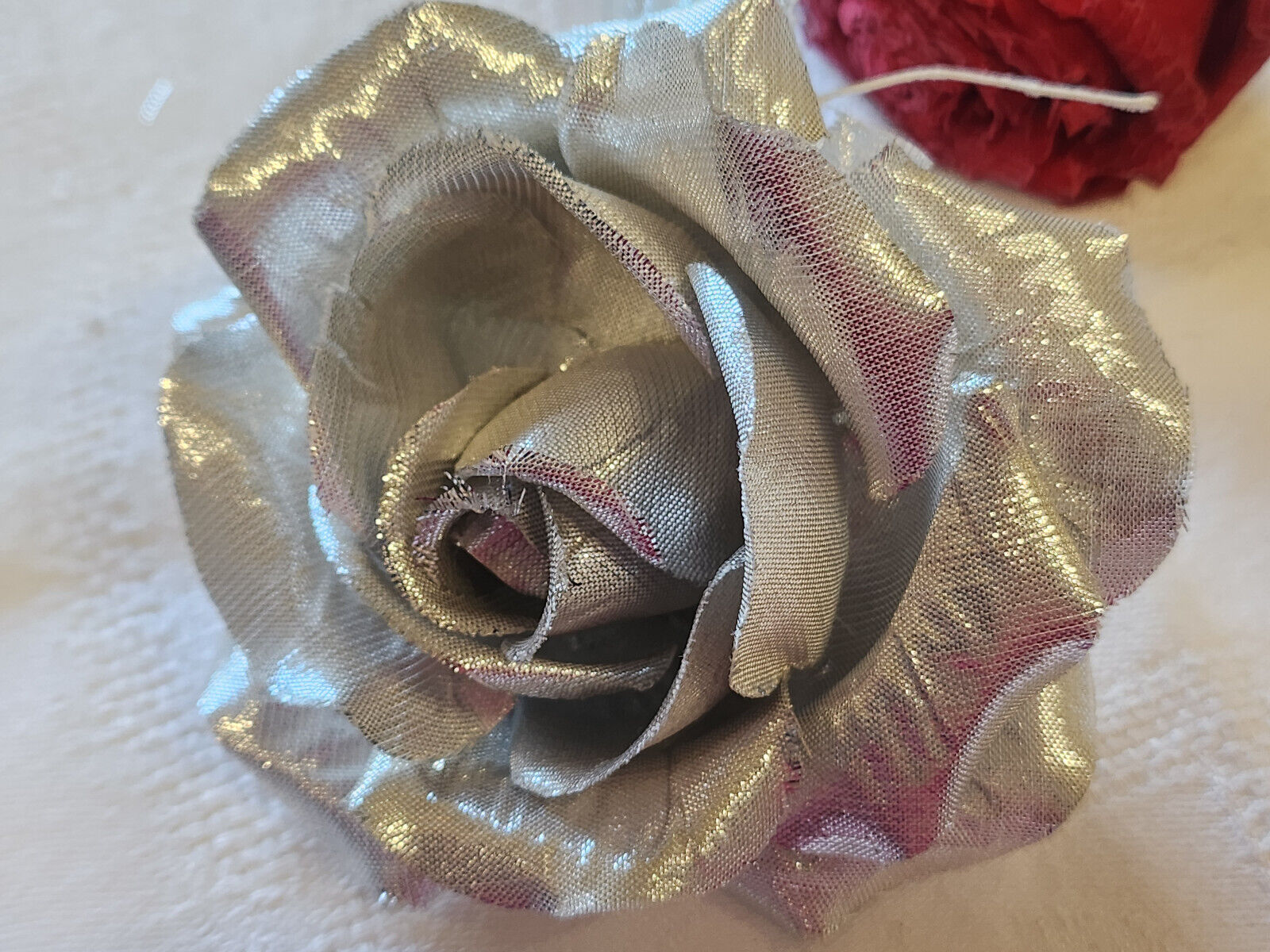 Fleur ancienne tissu argenté montée en broche modiste vintage  9 cm T0-46
