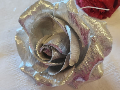 Fleur ancienne tissu argenté montée en broche modiste vintage  9 cm T0-46