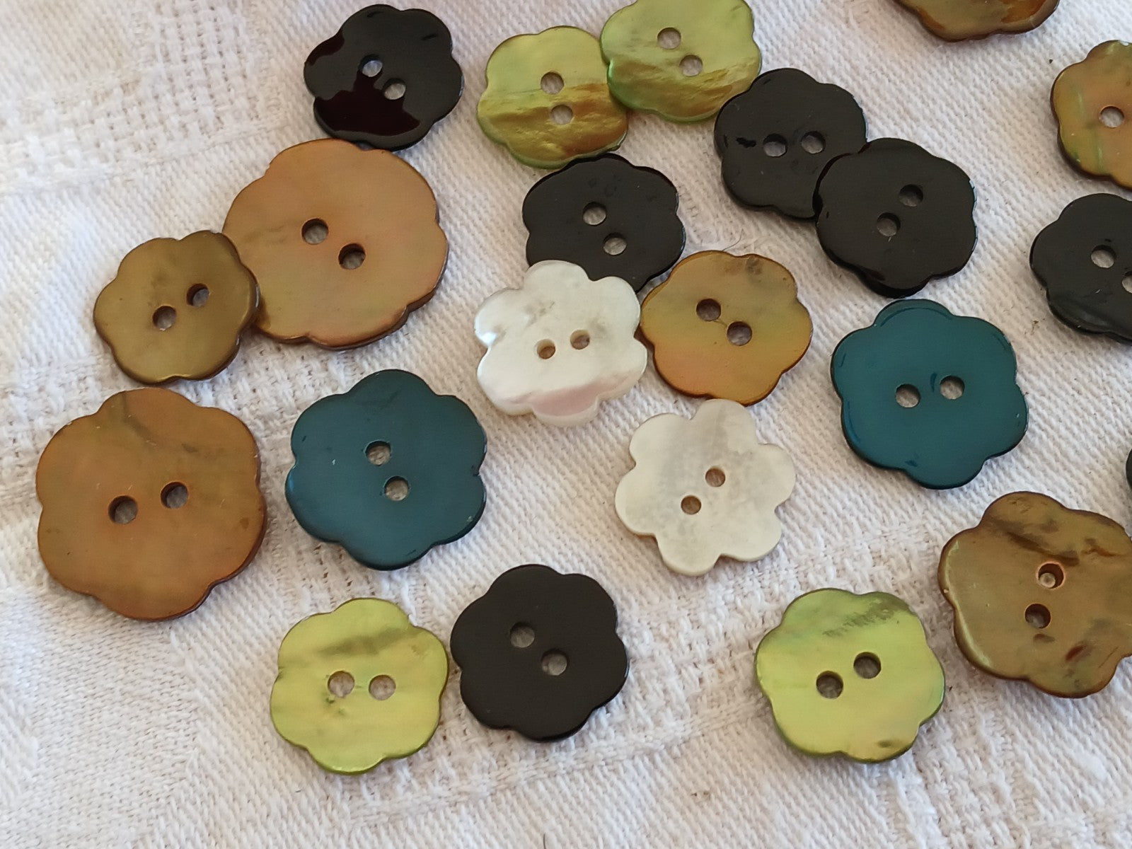 Lot 21 boutons vintage en nacre panaché  fleur 1,5 à 2 cm ref 6481