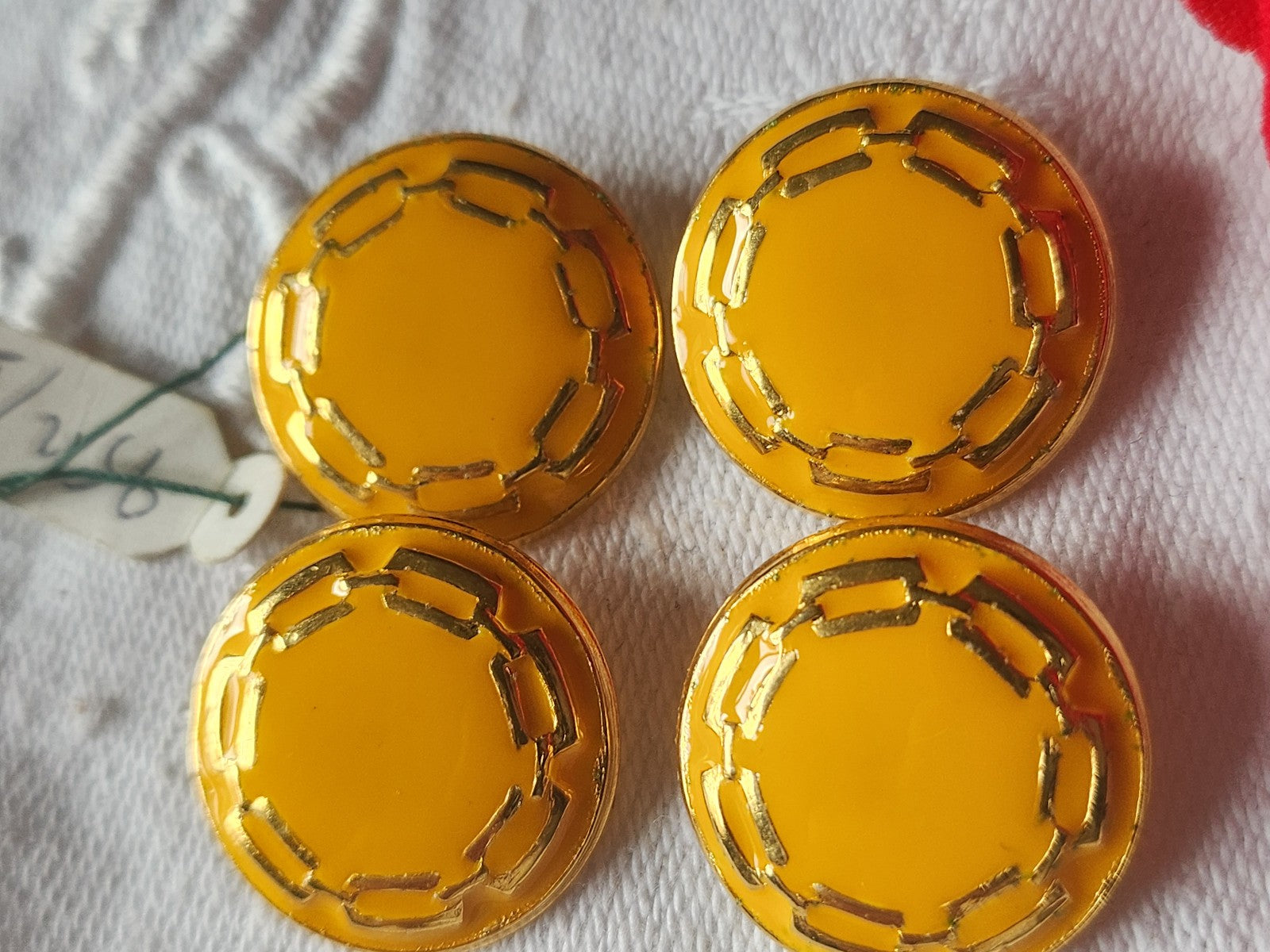 Lot 4  boutons vintage en métal jaune hyper léger 2,1 cm ref 143