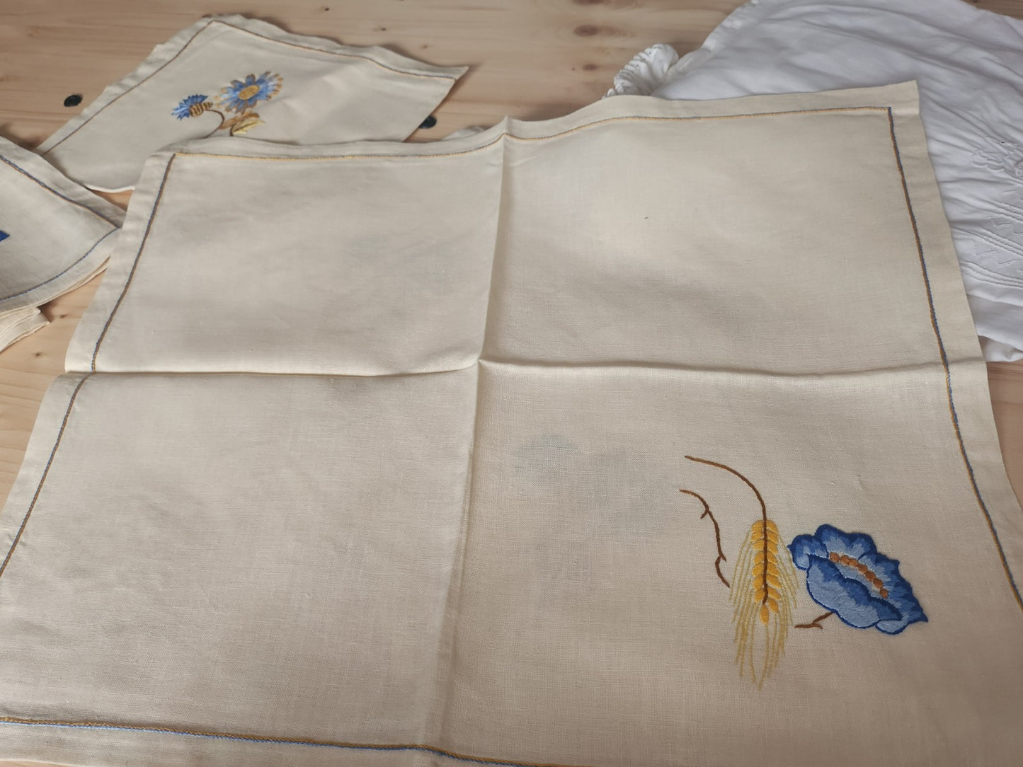 Lot 6 serviettes jamais utilisées beige broderie fleur bleu main superbe B8