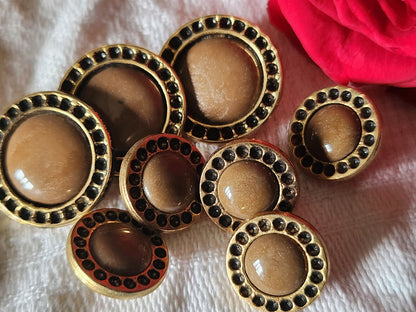 Lot 8 boutons vintage en métal marron travaillé panaché  1,3 et  1,8 cm ref 843