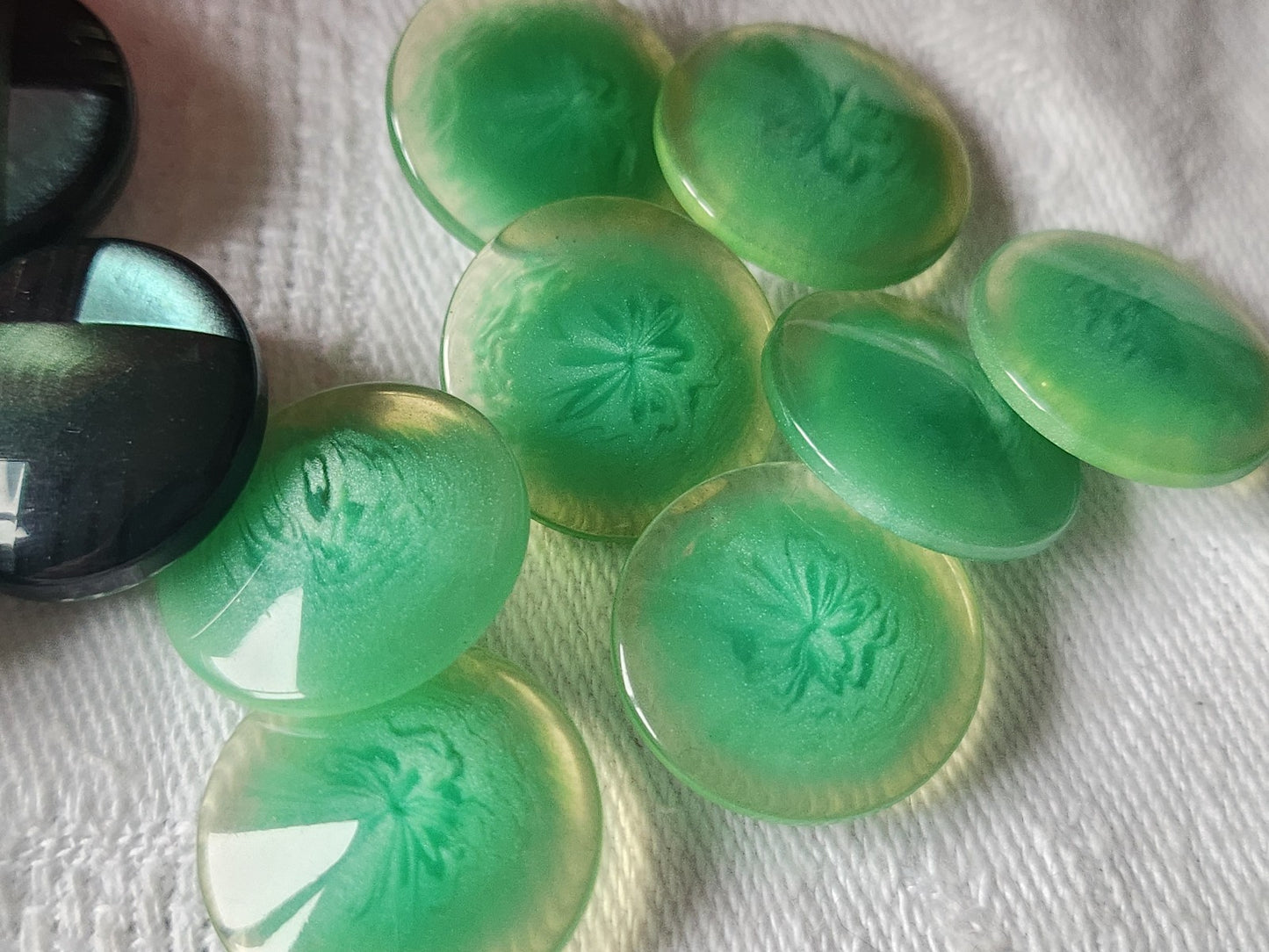 Lot 14 boutons vintage vert deux series pied 1,7 cm ref 5243