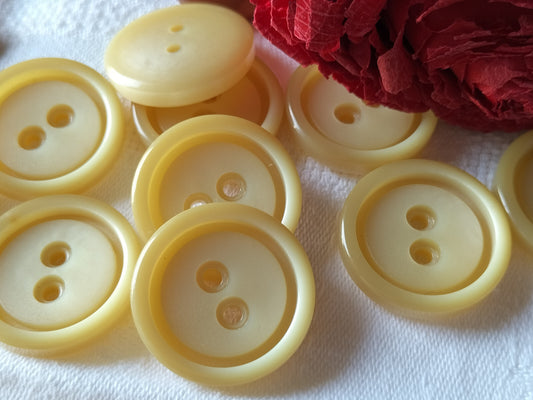Lot 7 gros boutons vintage creme  trous  2,7 cm ref 1323