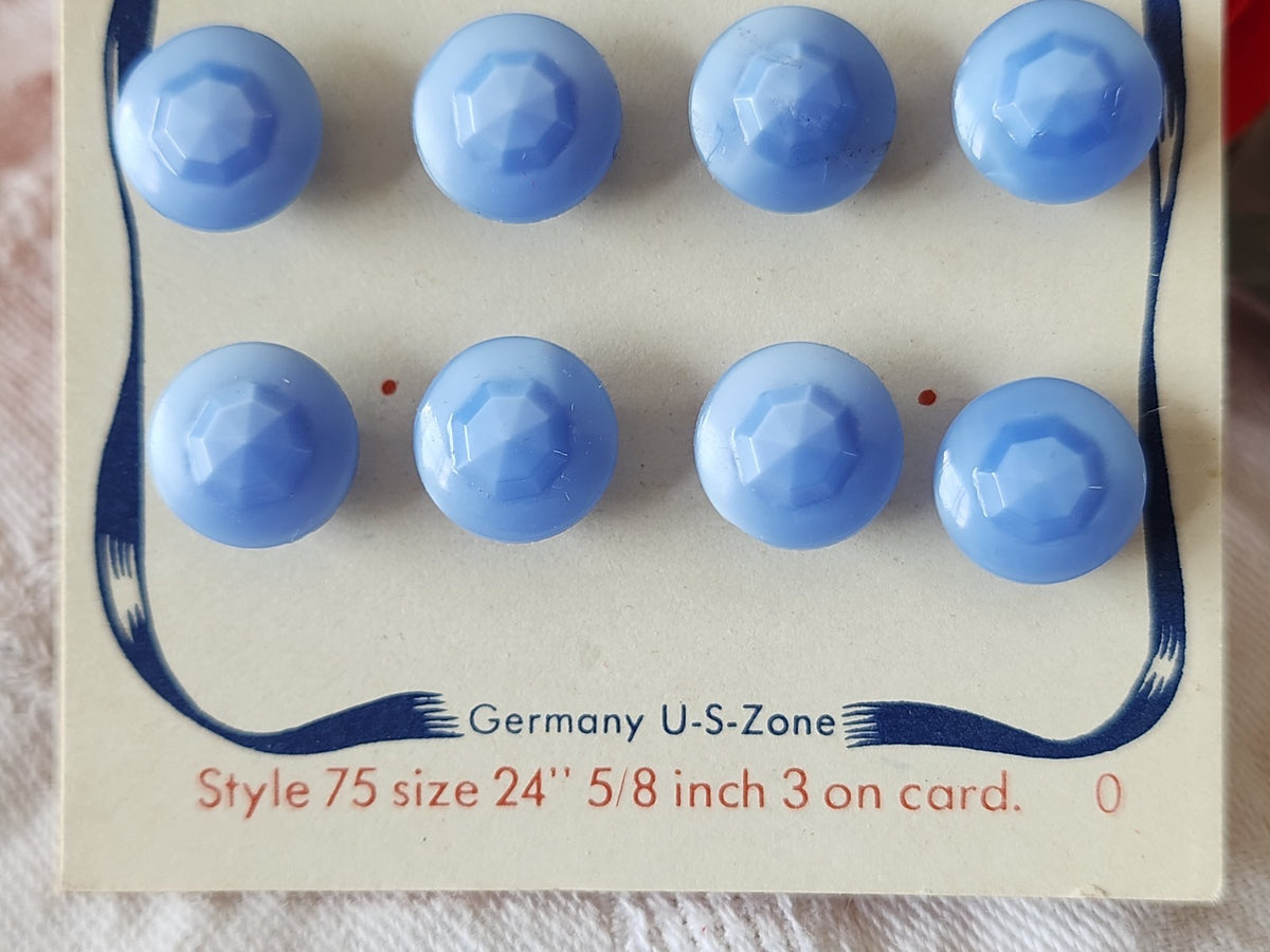 plaque lot 16 boutons anciens en verre bleu mini 1,1 cm pied