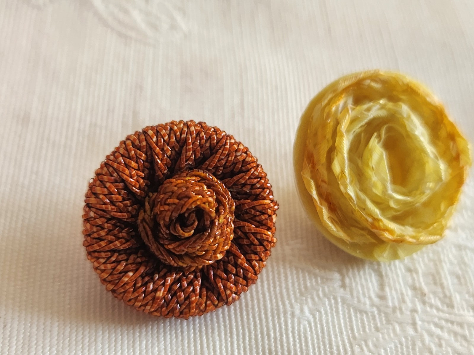 Duo boutons anciens rafia et rafia? jaune marron 1,9 et 2,1 cm G12H
