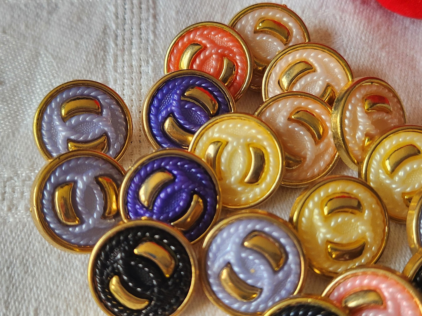 Lot 19  boutons vintage kitch panaché 1,8 cm acrylique ref 645