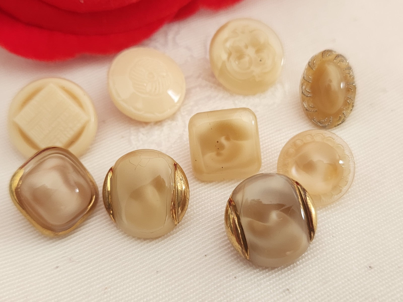 Lot 9 boutons anciens en verre beige / sable   panaché 1,1 à 1,4 cm ref 6346