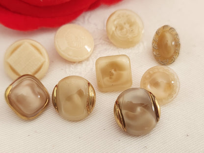 Lot 9 boutons anciens en verre beige / sable   panaché 1,1 à 1,4 cm ref 6346