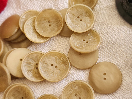 Lot  16 petits boutons vintage beige motif étonnamment fin trou 1,6 cm ref 0073