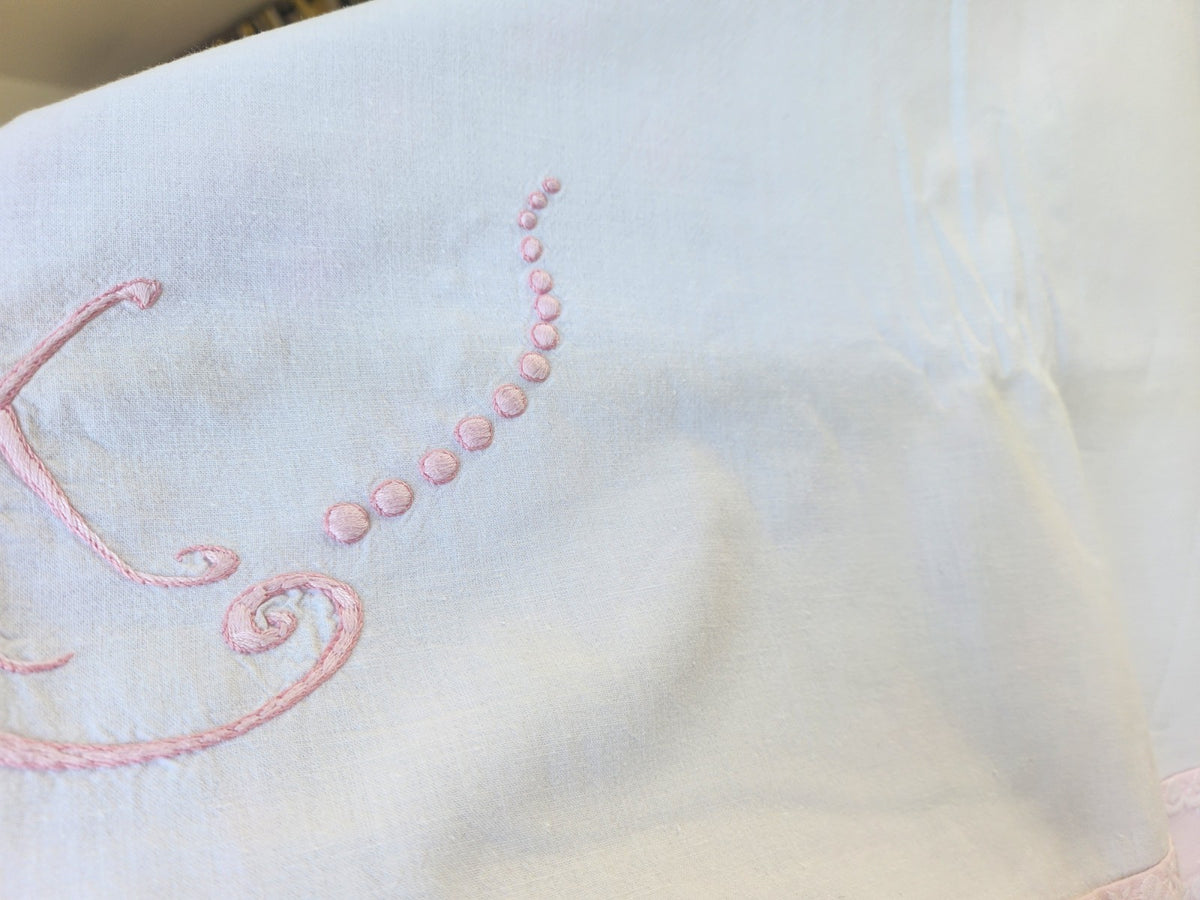 Ancien drap  monogramme HK rose  galon 225 cmsur  285 cm B7
