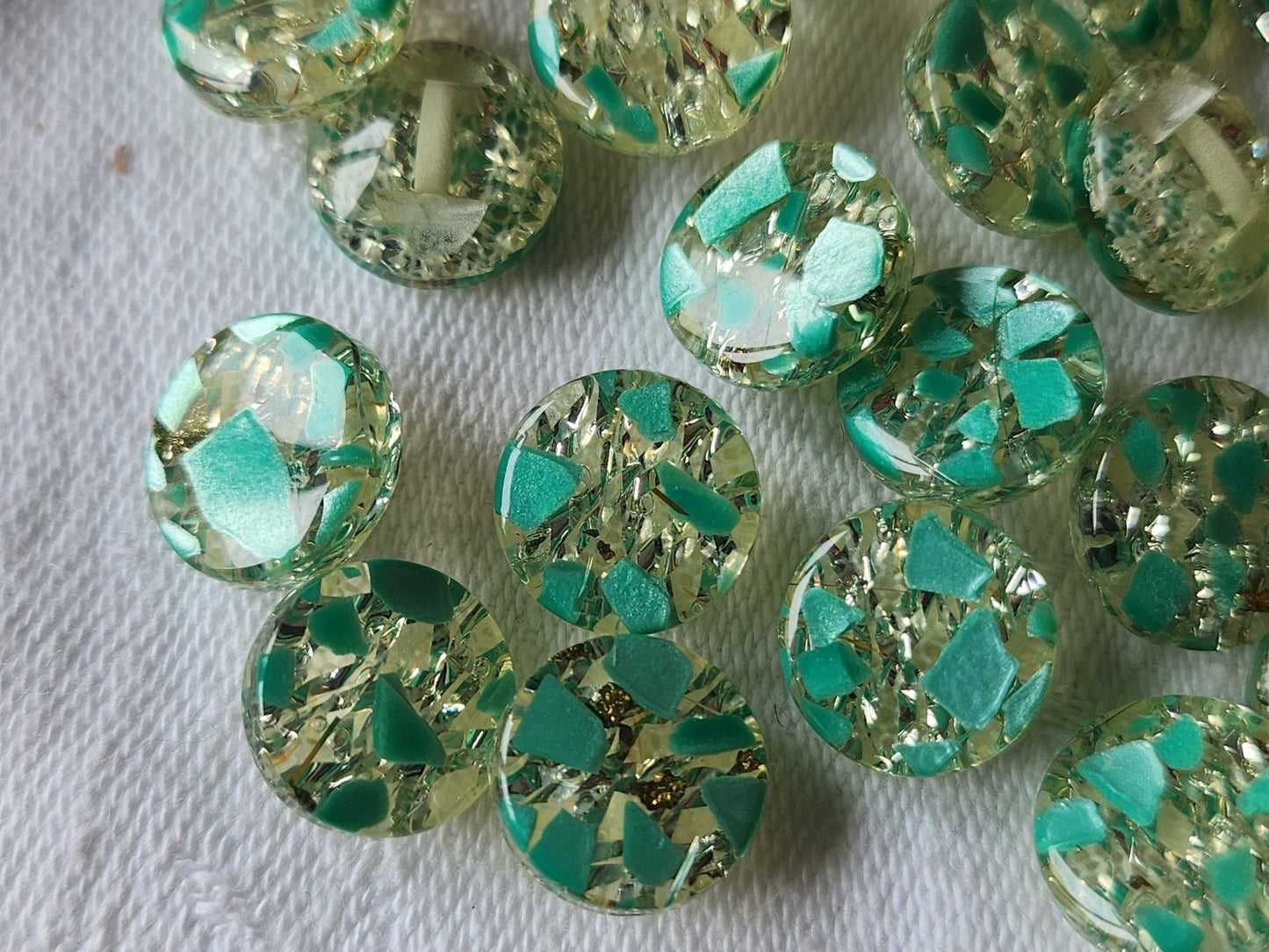 Lot 16 petits boutons vintage à pied paillette verte 1,1 cm ref 5823