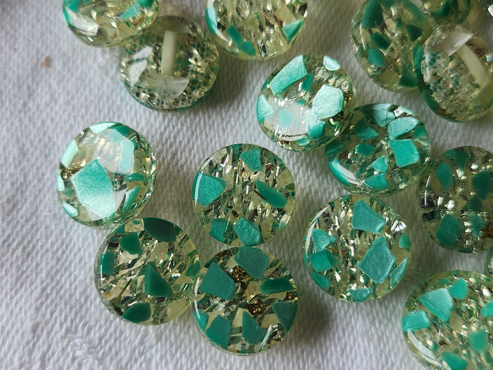 Lot 16 petits boutons vintage à pied paillette verte 1,1 cm ref 5823