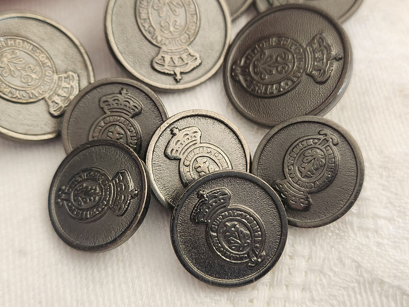 Lot 10 boutons vintage en métal argenté chevalier blason 1,5 et 2 cm ref 287