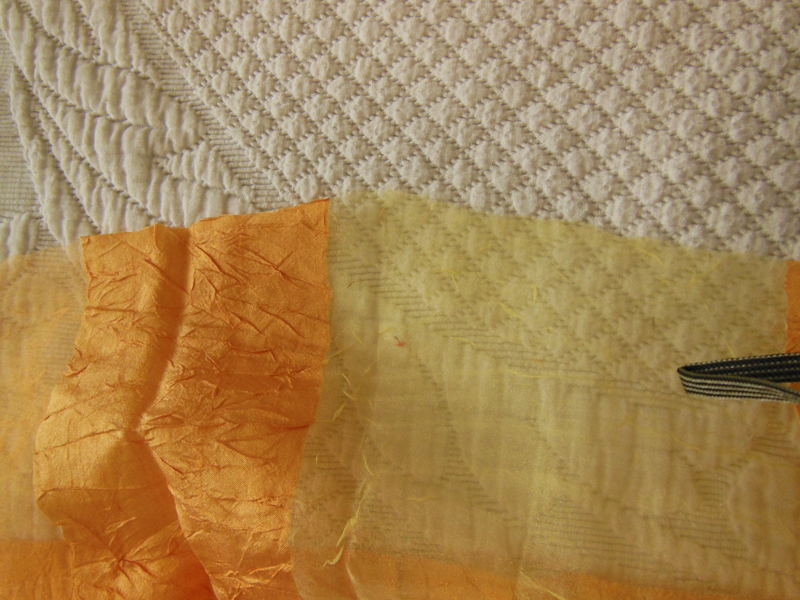 Coupon tissu brillant voilage orange jaune 74 cm sur 63 cm B3