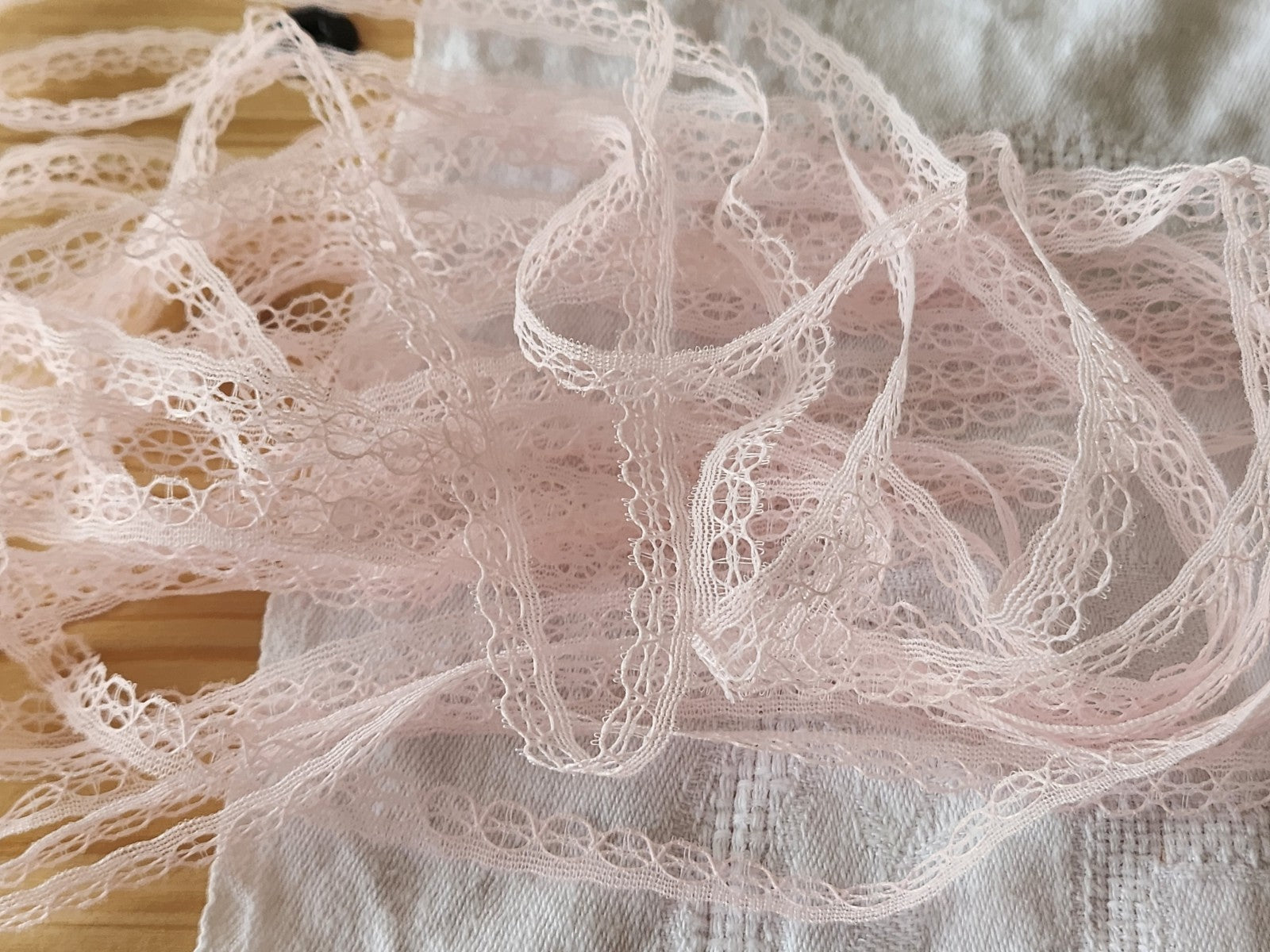 Délicate dentelle ancienne rose clair 8 mètres sur 0,7 cm A5
