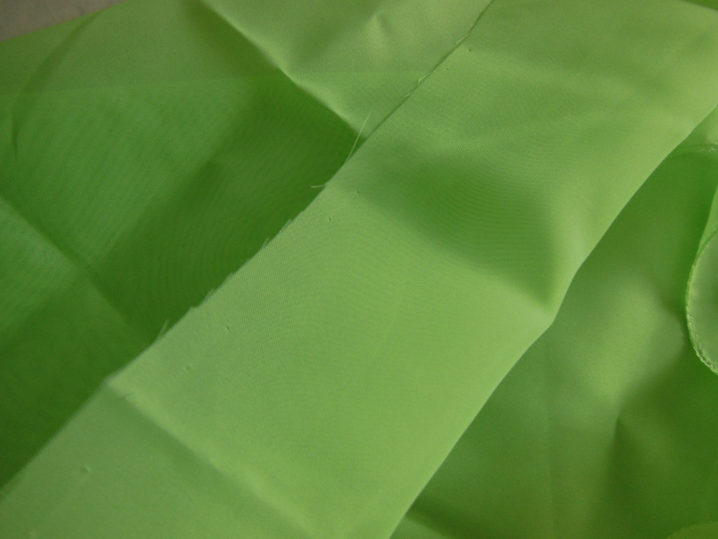 Coupon tissu pétillant  voilage vert bas plombé 78 cm sur 97 cm B3
