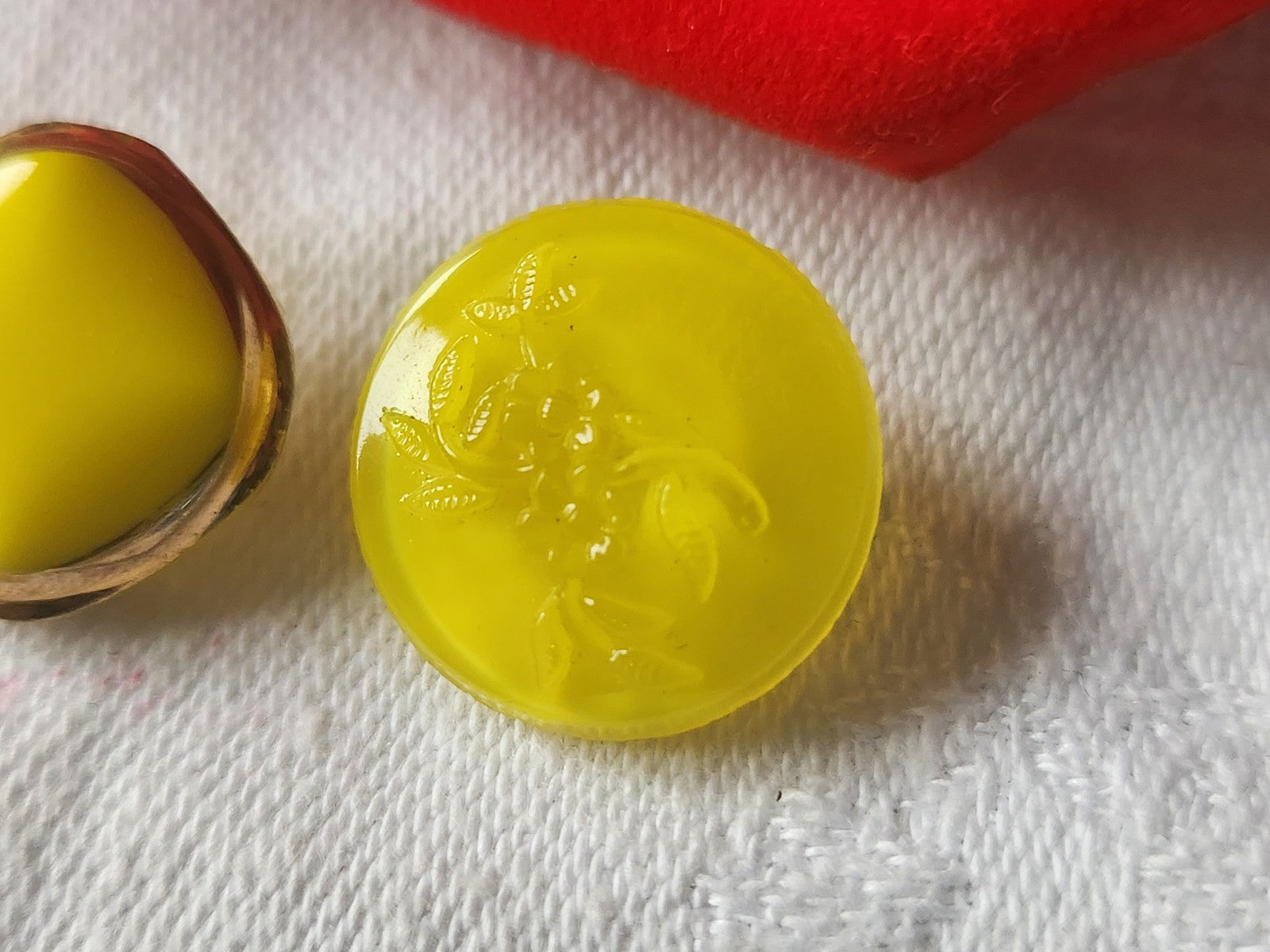 Duo boutons anciens en verre jaune travaillé vintage 1,6 et 1,8 cm D9B