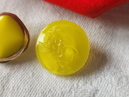 Duo boutons anciens en verre jaune travaillé vintage 1,6 et 1,8 cm D9B
