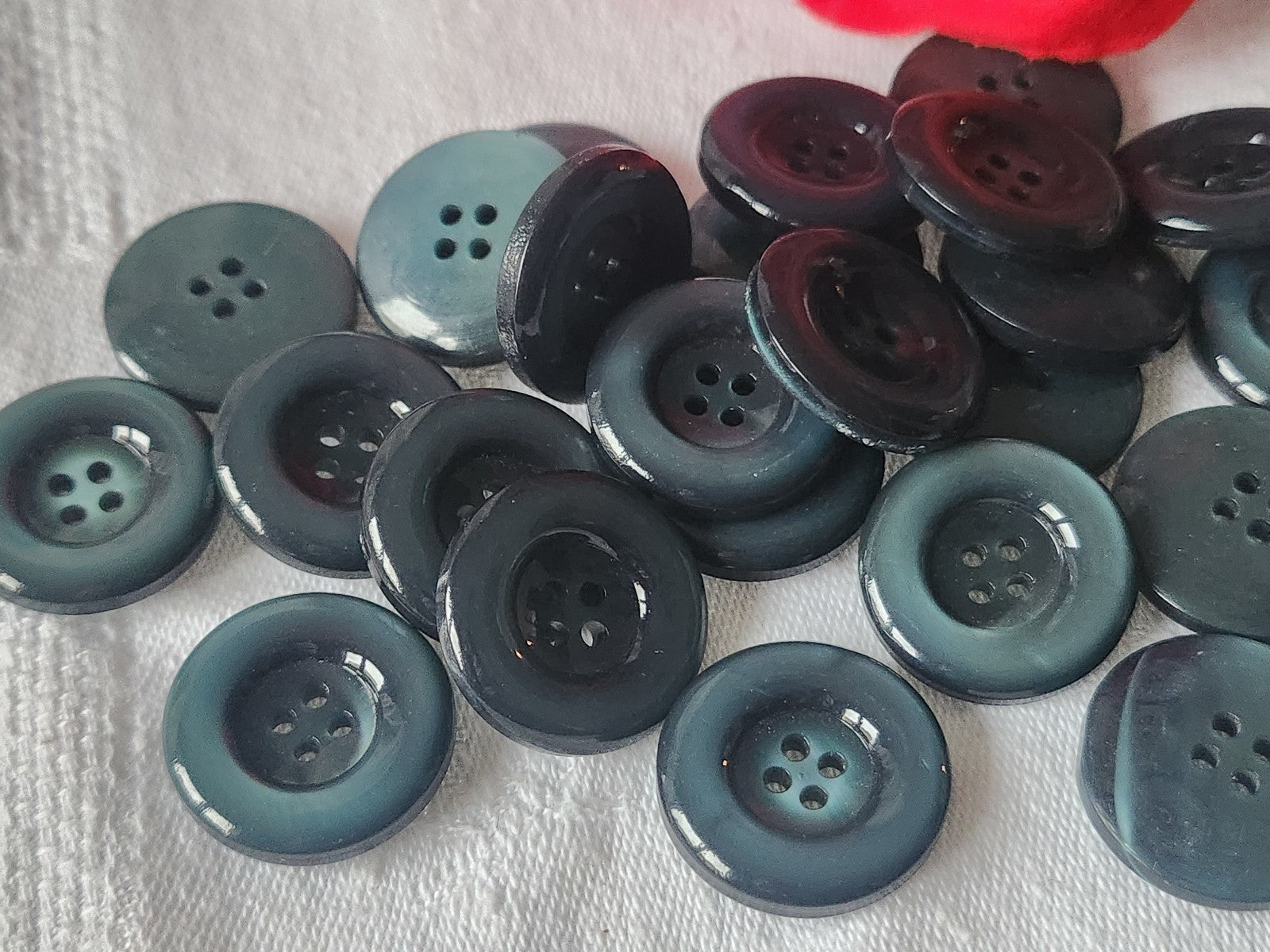 Lot 12  boutons vintage bleu laiteux à trous lumineux 2,2 cm ref 1159