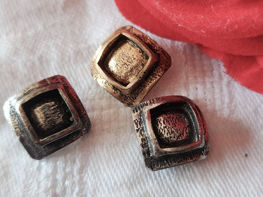 Trio petits boutons vintage en métal 1,3 cm à pied carré  G4J