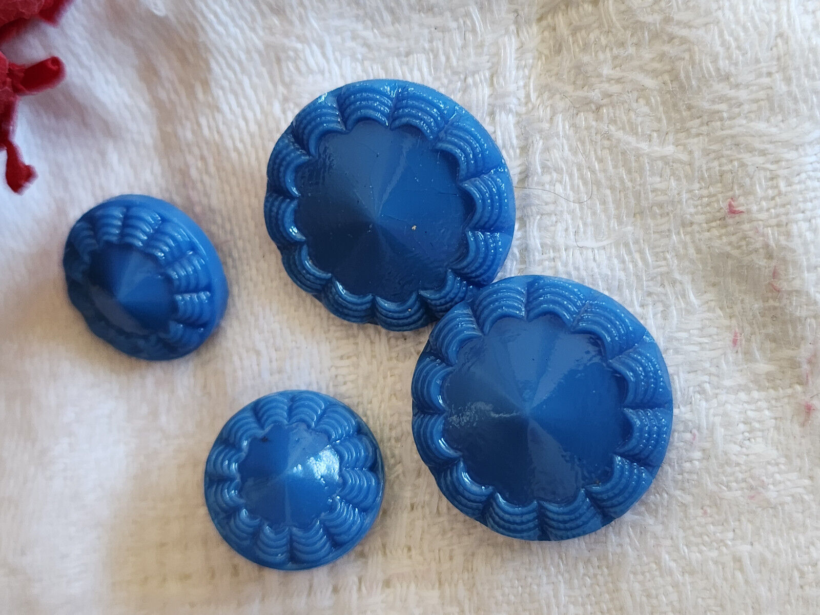 Lot 4 boutons anciens en verre bleu travaillé  1,3 et 1,8 cm D13S