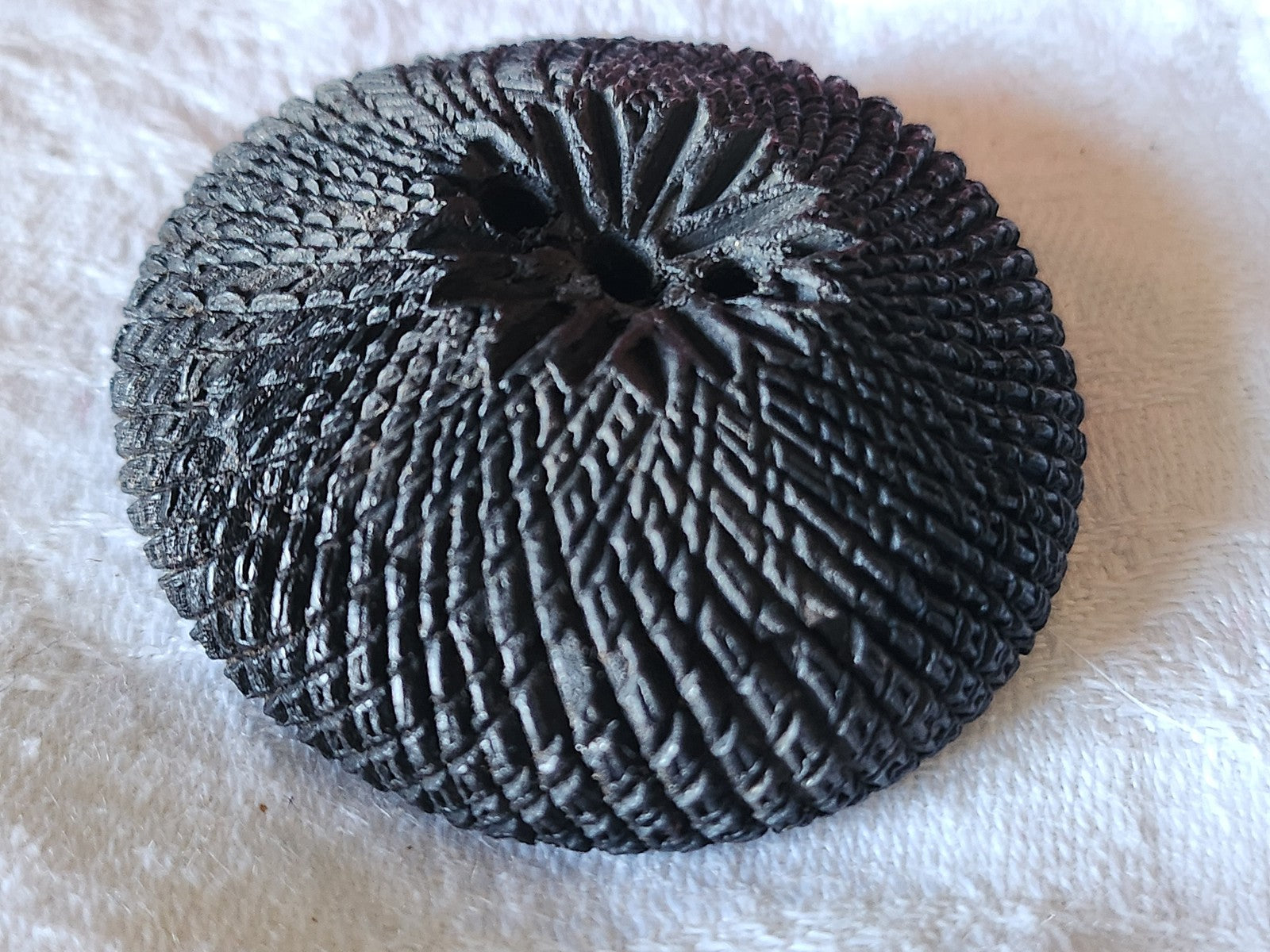 Collection XXL énorme bouton vintage volumineux noir strié 5,1 cm ref 7018