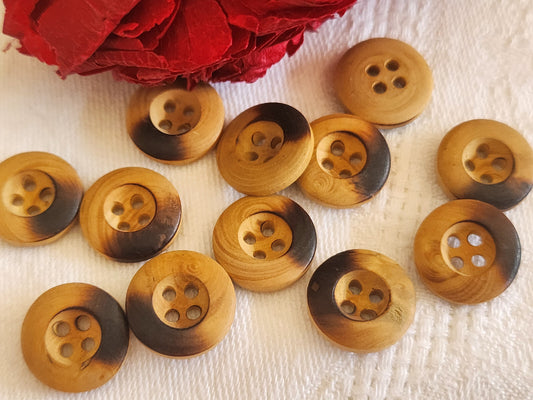 Lot 12 boutons anciens en bois brut 1,4 cm à trous petits  ref 628