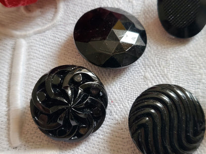 Lot 6 boutons anciens en verre noir / argenté  panaché 1,4 à 1,8 cm ref 1252