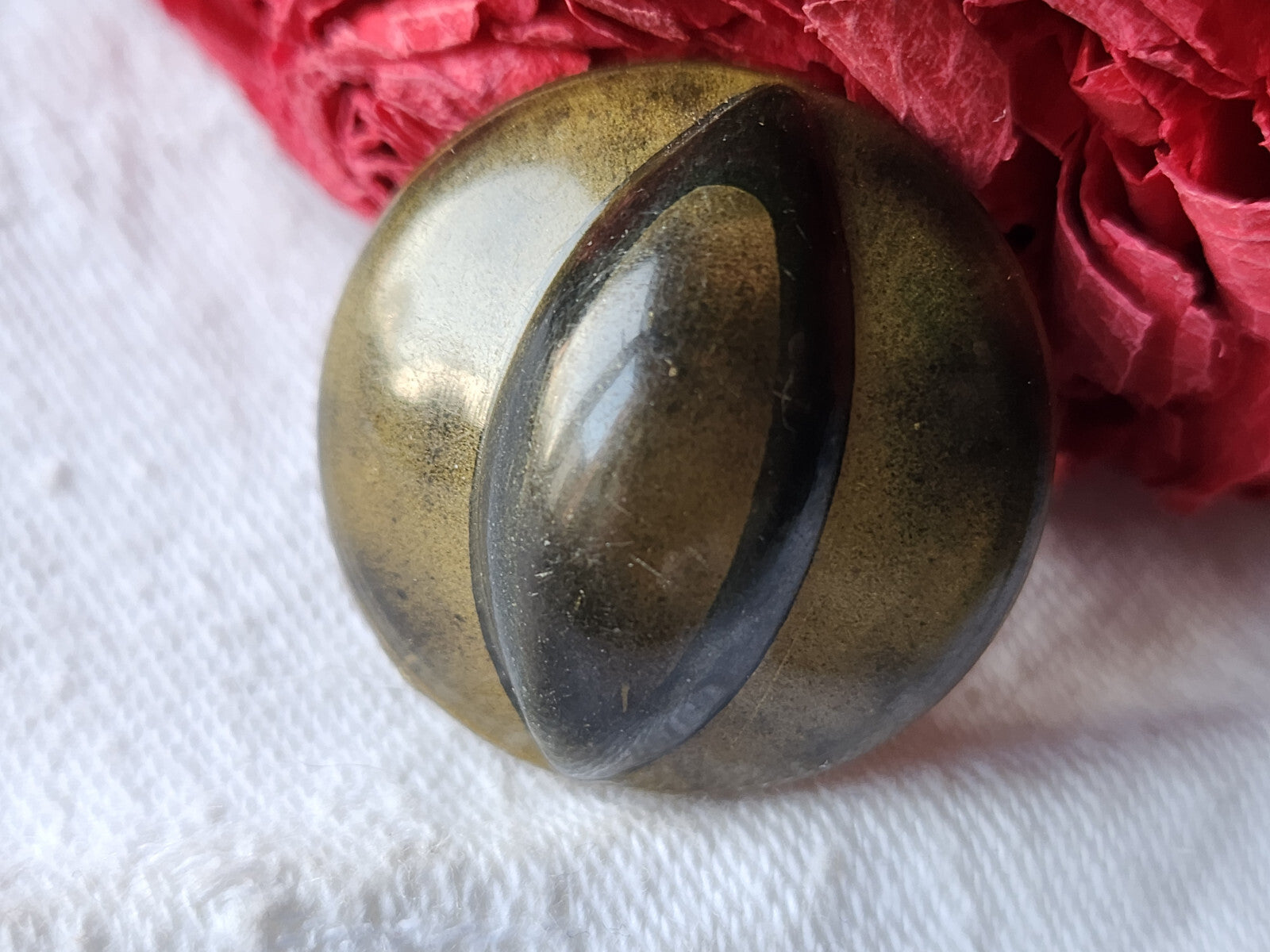 Bouton ancien en celluloïd marron gros haut  diamètre: 2,7 cm D10P