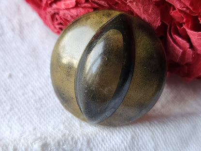 Bouton ancien en celluloïd marron gros haut  diamètre: 2,7 cm D10P