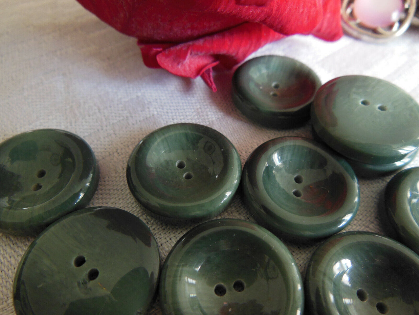 Lot 10 boutons vintage vert veiné incurvé 2 trous diamètre 1,7 cm ref 3542